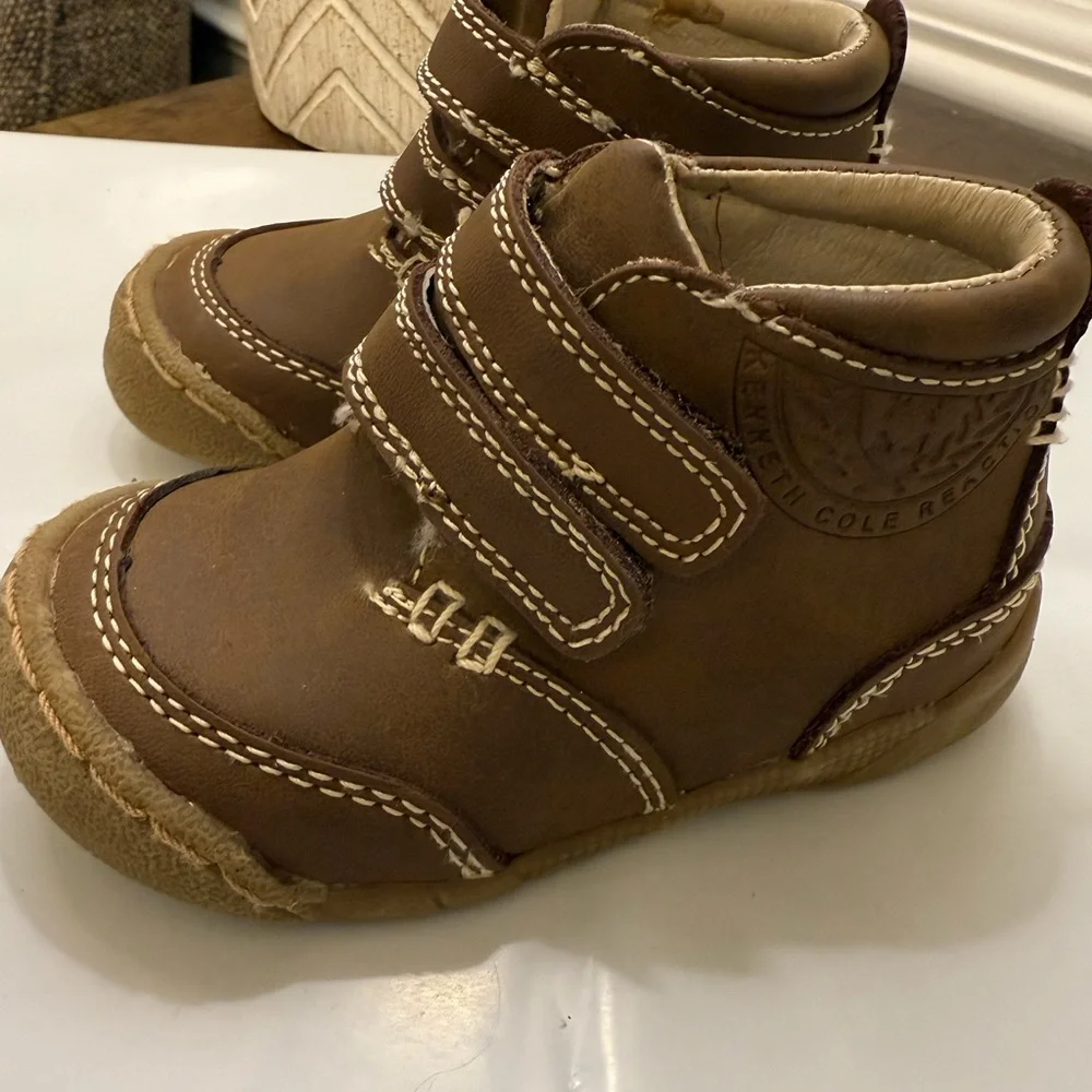 Kenneth Cole Baby Walker Shoes size 5